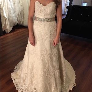 Alfred Angelo Size 4. Built in corset. NWT